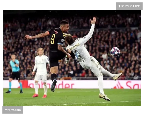 特写镜头：皇马球员在对方禁区反复测量任意球人墙距离，与裁判沟通